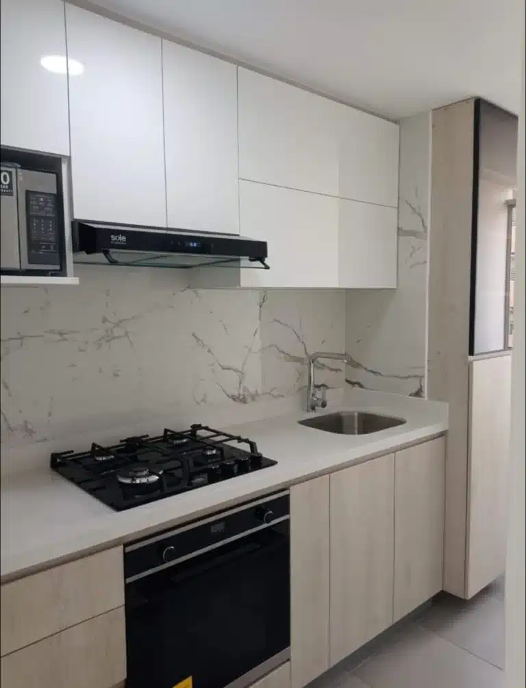 Cocina integral lineal blanca a medida en apartamento pequeño Bogotá - Muebles Moratto